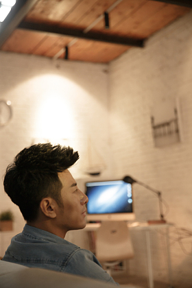 青年男人在看电视