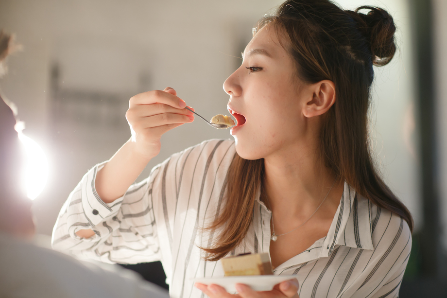 青年情侣吃蛋糕