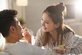 青年情侣吃蛋糕照片