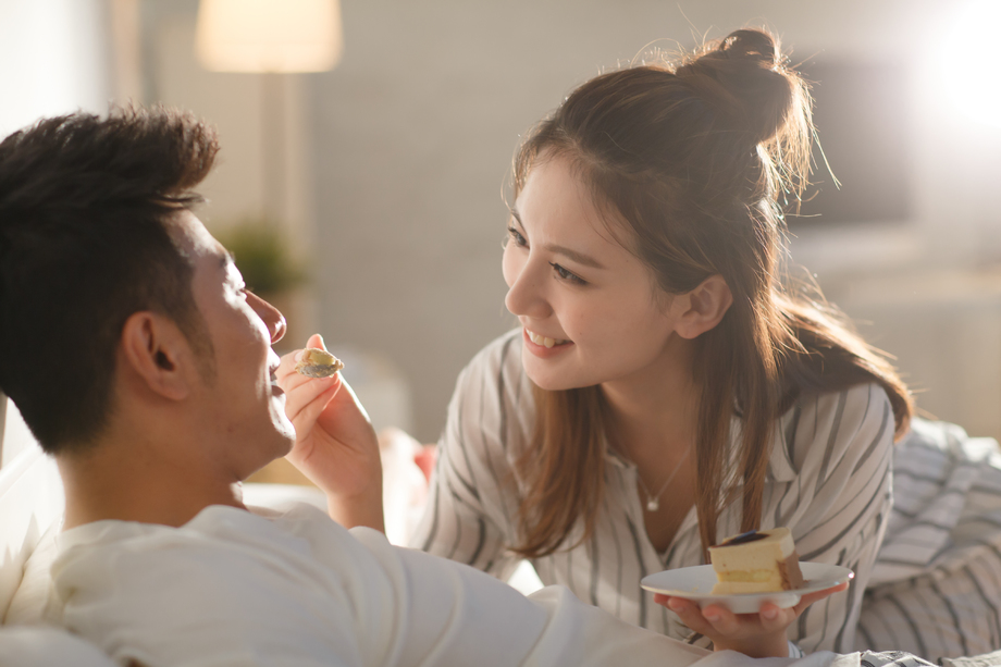 青年情侣吃蛋糕照片