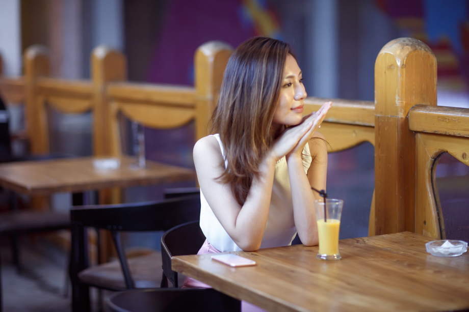 青年女人在果汁吧图片 青年女人在果汁吧图片