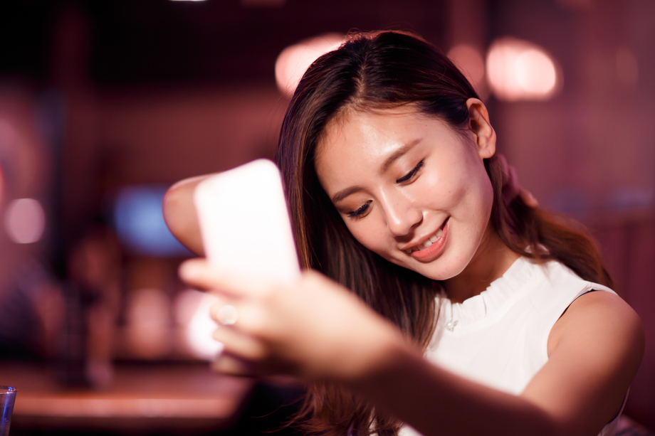 青年女人用手机自拍图片
