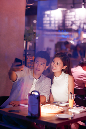 青年情侣吃晚餐照片