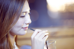 青年女人在咖啡馆图片