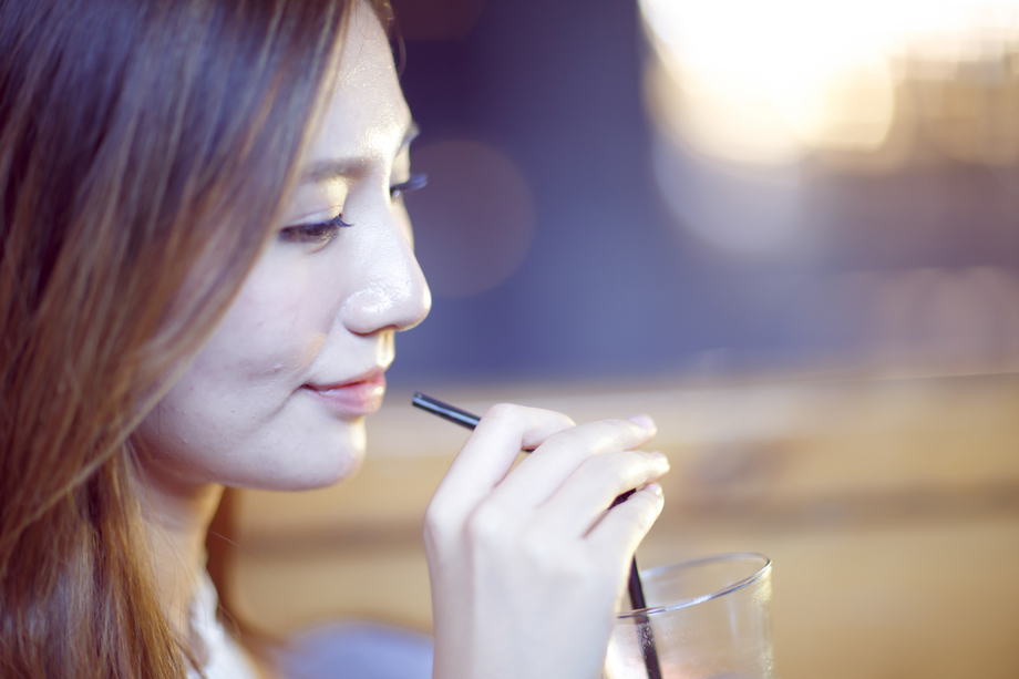青年女人在咖啡馆图片