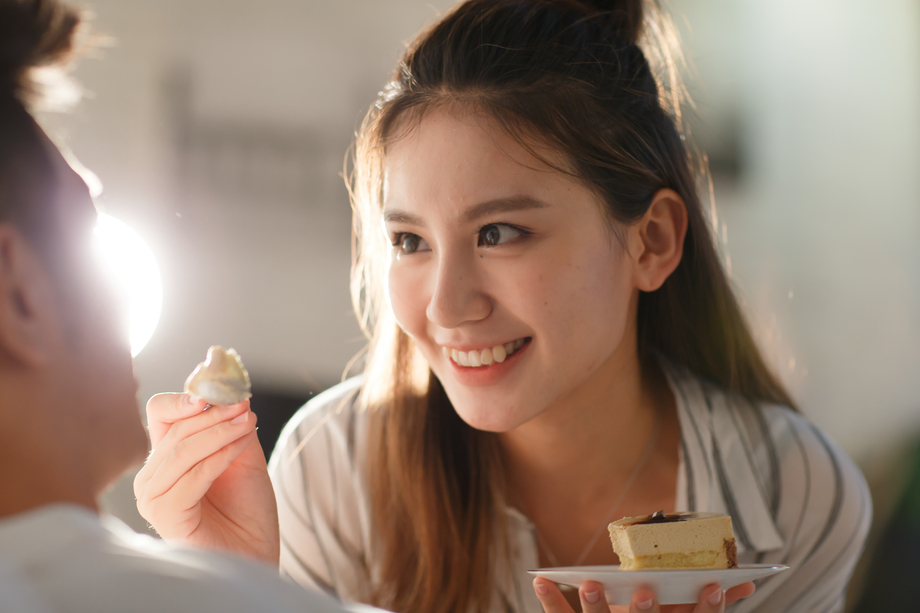 青年情侣吃蛋糕照片