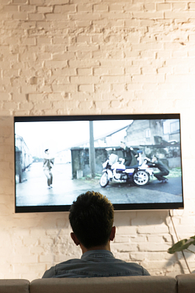 青年男人在看电视图片