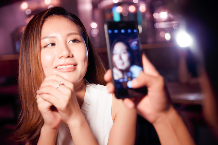 青年情侣吃晚餐照片