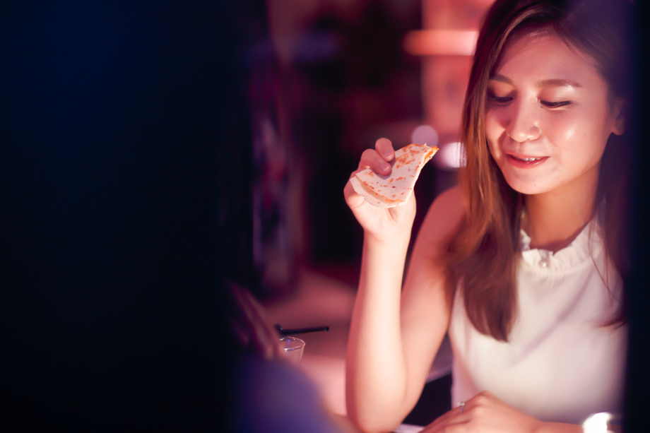 青年女人在餐厅吃饭图片