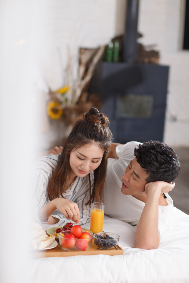 青年情侣在床上吃早餐照片 青年情侣在床上吃早餐照片