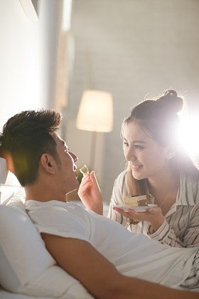 青年情侣吃蛋糕