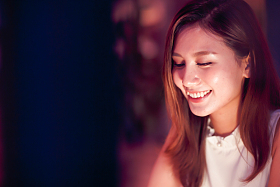 青年女人在咖啡馆