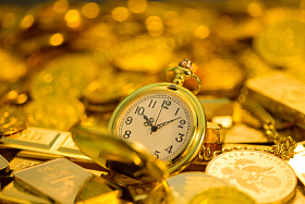 怀表和金币照片