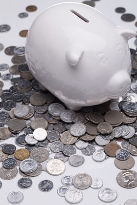 硬币和储蓄罐图片