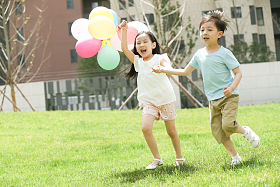 快乐儿童在草地上玩耍图片