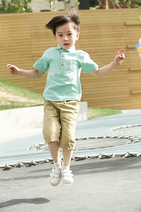 快乐儿童在户外玩耍