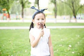 小女孩吃冰淇淋图片