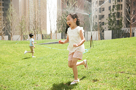 快乐儿童在草地上玩耍