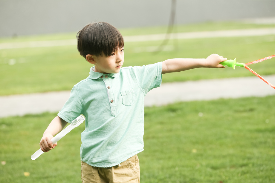 小男孩在户外玩耍照片 小男孩在户外玩耍照片