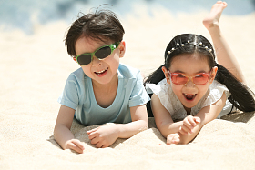 儿童在户外玩耍