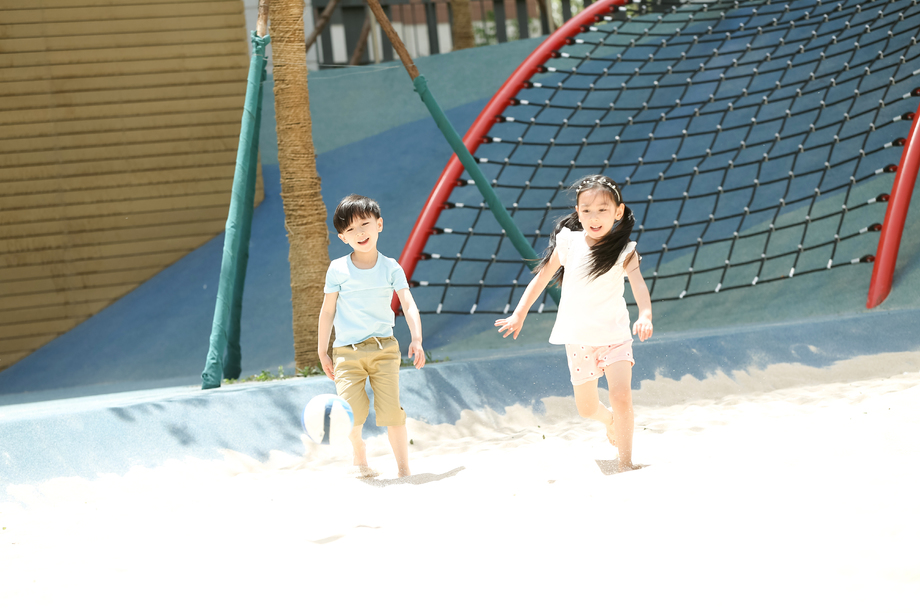 儿童在沙子里踢球图片 儿童在沙子里踢球图片