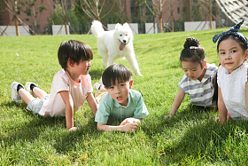 快乐的孩子在外面玩耍照片