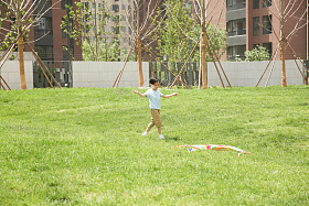 小男孩在户外玩耍图片