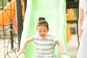 小女孩在户外玩滑梯