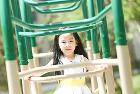 快乐儿童在户外玩耍照片