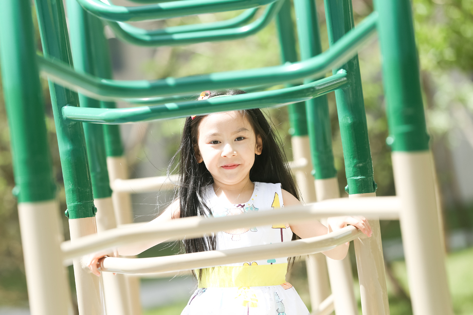 快乐儿童在户外玩耍照片