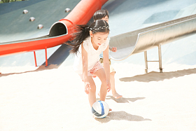 儿童在沙子里踢球