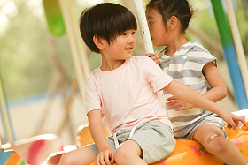 儿童在外面玩耍图片