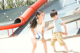 儿童在沙子里踢球