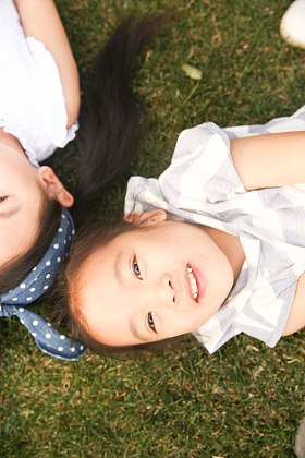 快乐的孩子们在草地上玩耍