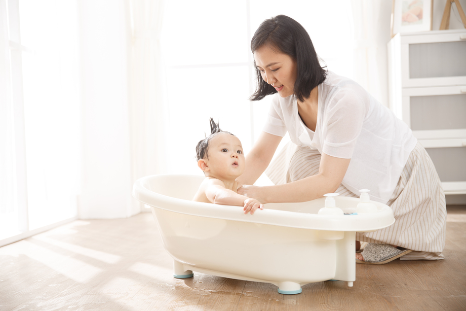 妈妈给宝宝洗澡 妈妈给宝宝洗澡