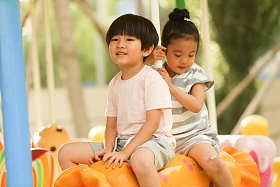 儿童在外面玩耍