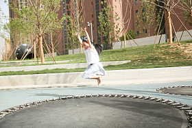 快乐儿童在户外玩耍照片