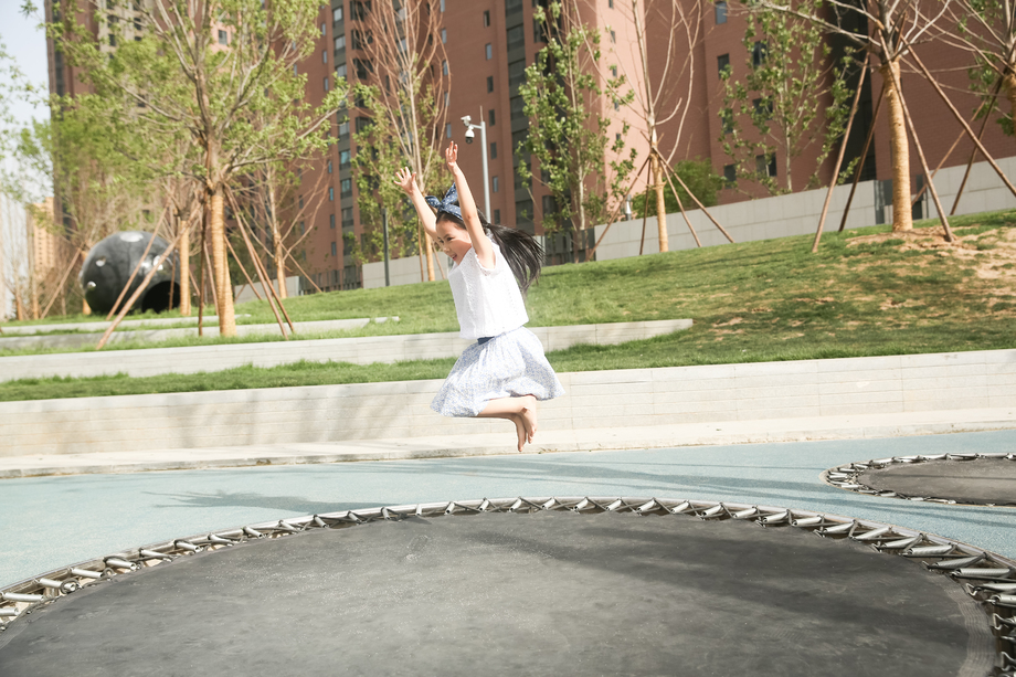 快乐儿童在户外玩耍照片 快乐儿童在户外玩耍照片