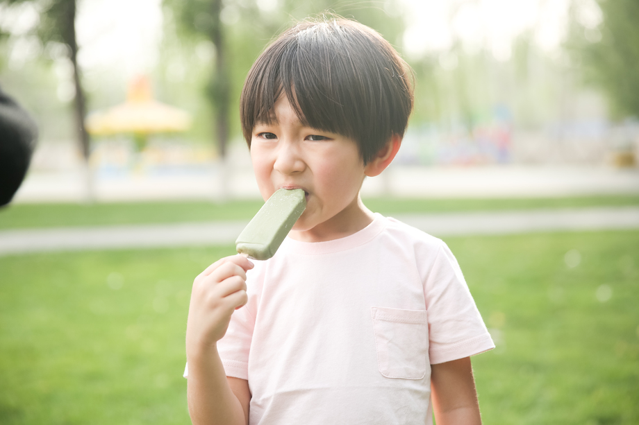 小男孩吃冰棍 小男孩吃冰棍