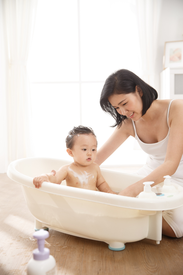 妈妈给宝宝洗澡 妈妈给宝宝洗澡