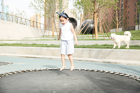 快乐儿童在户外玩耍照片