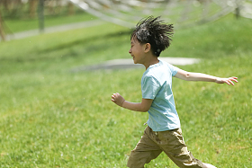 小男孩在户外玩耍图片