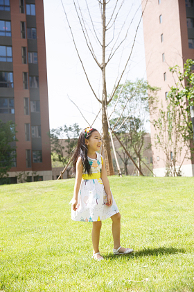 小女孩在户外玩耍照片