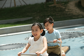 快乐儿童玩跷跷板