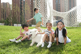 快乐的孩子在外面玩耍