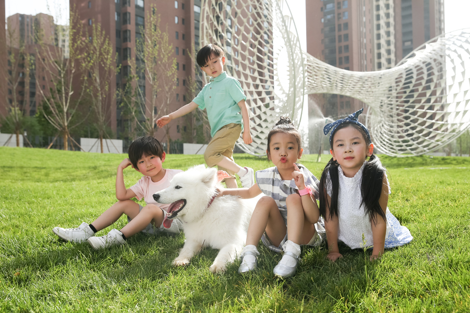 快乐的孩子在外面玩耍 快乐的孩子在外面玩耍