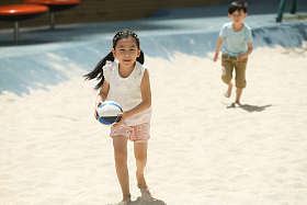 儿童在沙子里踢球