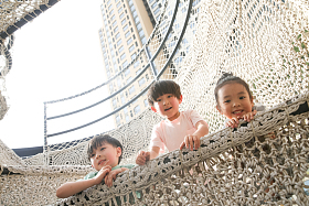 快乐儿童在户外玩耍图片