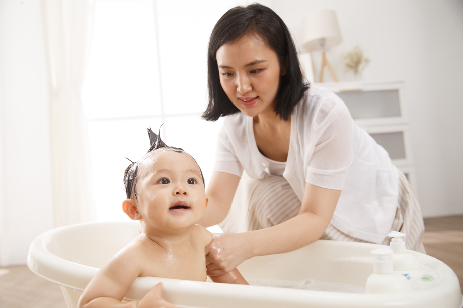 妈妈给宝宝洗澡照片