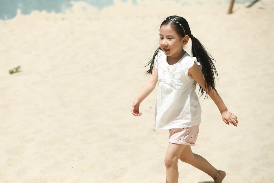 儿童在沙子里踢球图片 儿童在沙子里踢球图片